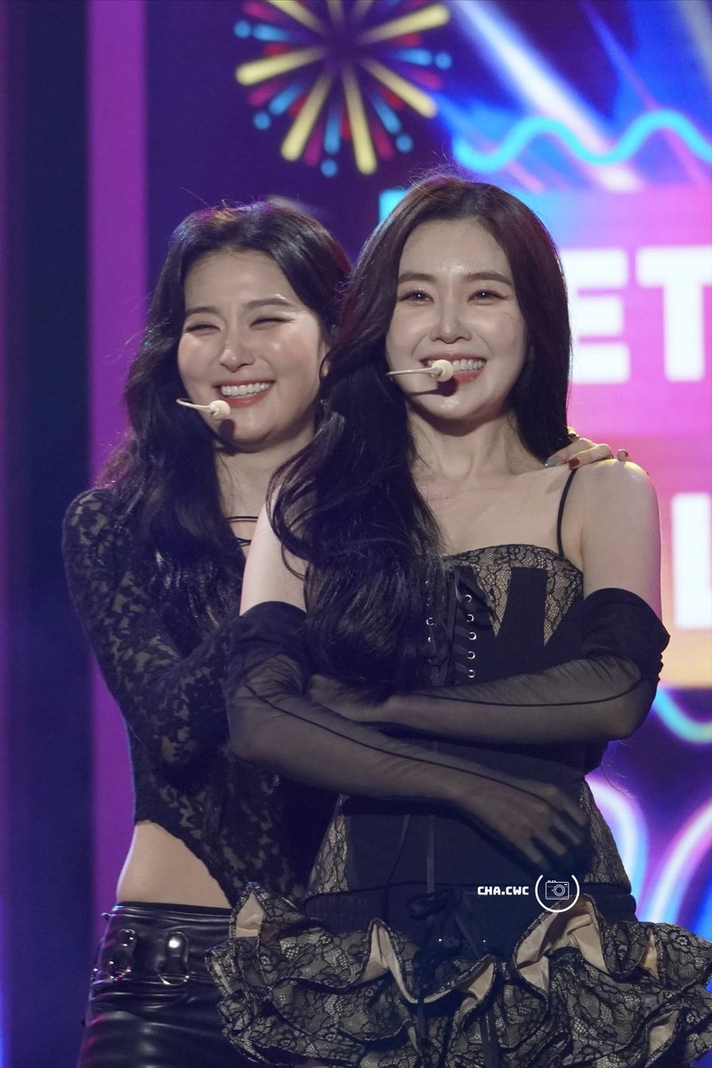 ChaWanChen's tweet image. 260101 Let’s Celebrate 2026, Party by the Beach
🐰🐻😂

#IRENE #아이린 #SEULGI #슬기 
#mediacorpLetsCelebrate2026 #LetsCelebrate2026