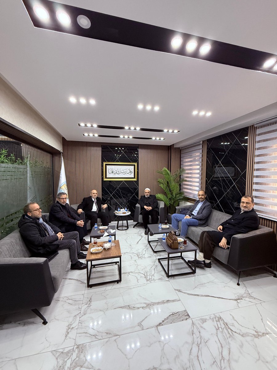 İmamlar ve Hatipler Derneği Başkanı Cemalettin Hassani, Preşeva Müftüsü Necmettin Ademi ve Marifet Derneği Başkanı Yaşar Salihu’nin yer aldığı Balkan heyeti İstanbul Temsilciliğimizi ziyaret etti. 

Ziyaret kapsamında İslami çalışmalar, ilmi faaliyetler ve karşılıklı tecrübe