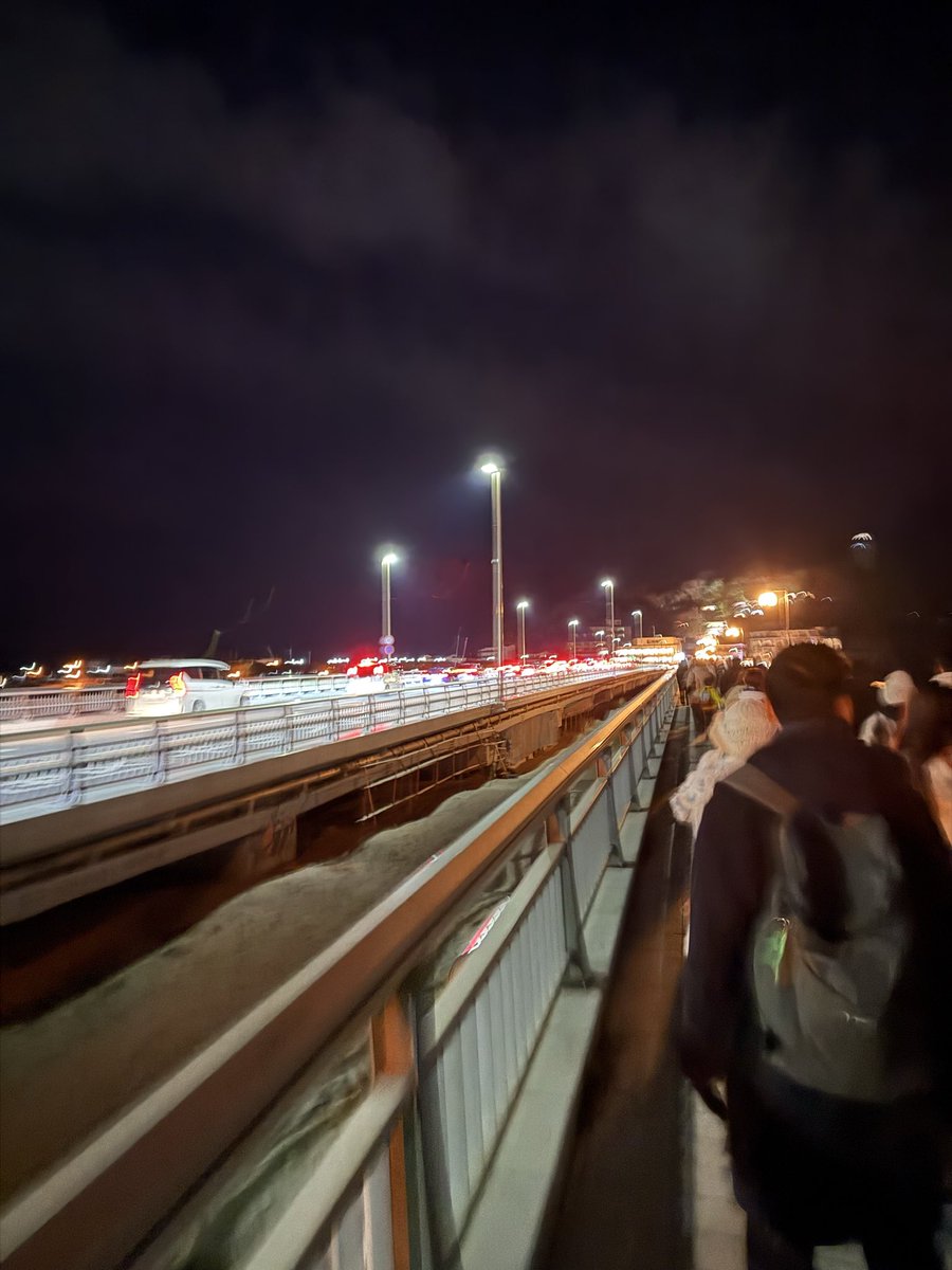 初めてこの時間の江ノ島来たけど人が多い...