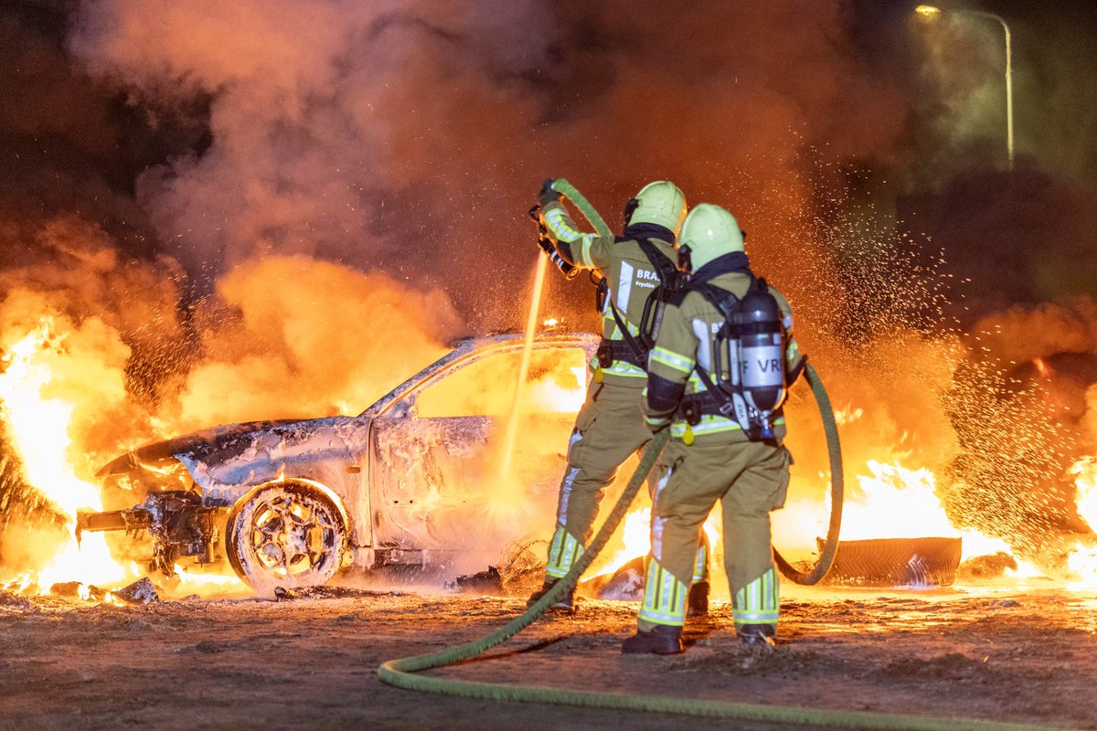 Auto verwoest door brand in Nijeholtpade