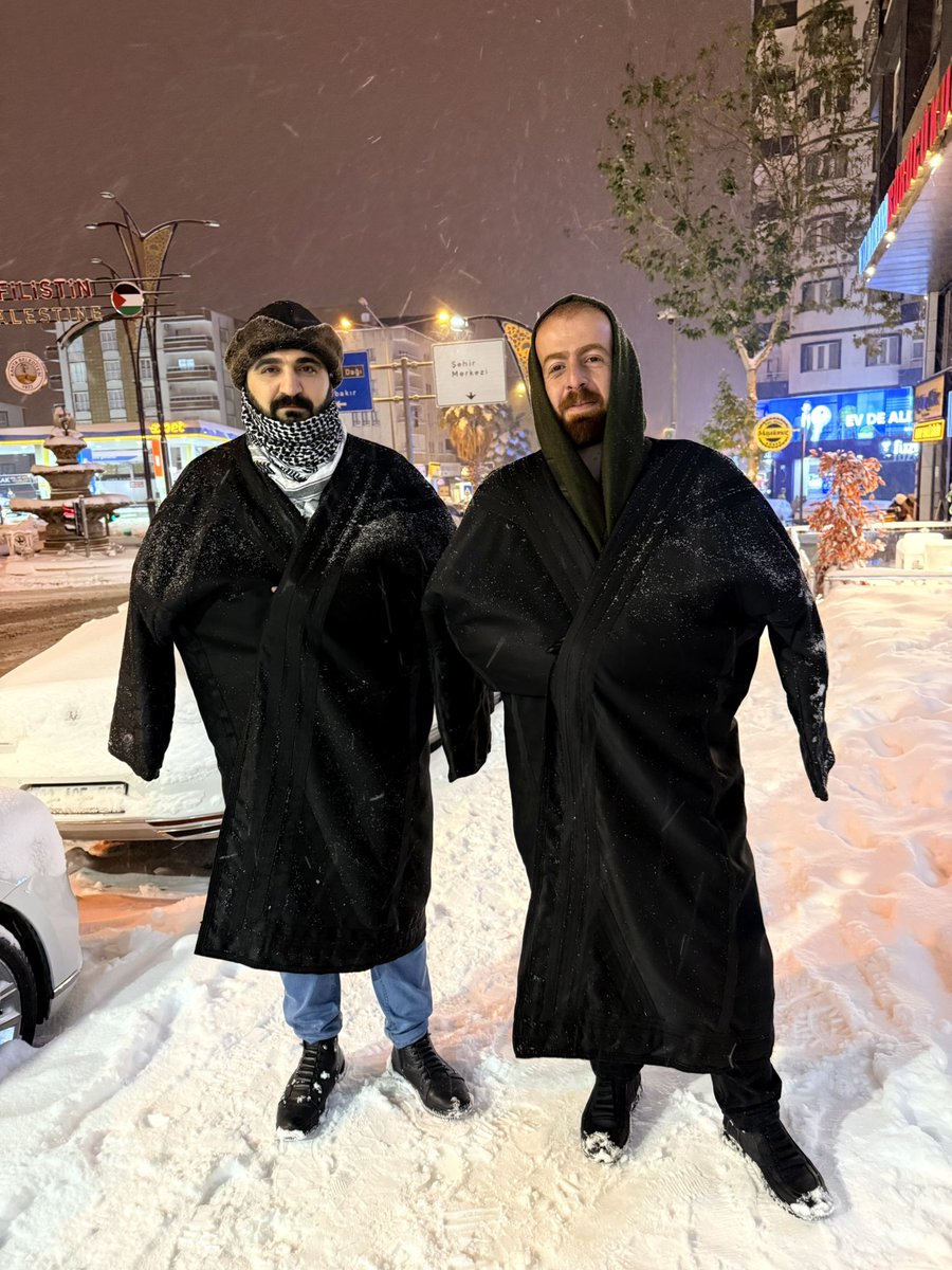 Halil_Asnuk02's tweet photo. Kar;
Çiftçi için bereket,
Çocuklar için tatil,
Romantikler için hikâye paylaşımı.

Garibanlar için zahmet,
Yoksullar için eziyet…

Ya Rab;
Karı hepimiz için rahmete çevir,
Kimse için çileye çevirme. https://t.co/YpG0ZDlgsT