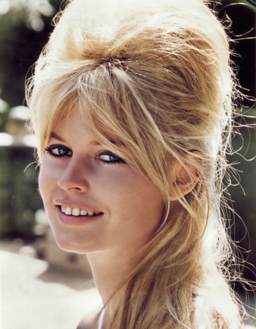 PsyGuy007's tweet image. 🚨 🇫🇷 Brigitte Bardot : « On égorge femmes et enfants, nos moines, nos fonctionnaires, nos touristes et nos moutons, on nous égorgera un jour, et nous l’aurons bien mérité. La France musulmane, une Marianne maghrébine ? »

🗣️ Êtes-vous d’accord avec elle ? 

A. OUI
B. NON