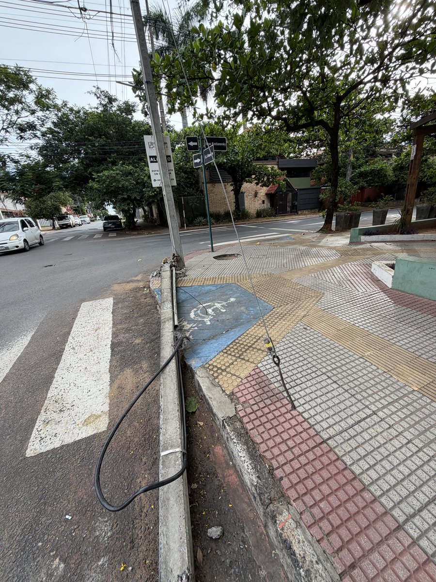 JDMAPY's tweet photo. @ANDEOficial @AsuncionMuni 

@Telefuturo @ABCDigital 

Van 7 días con poste caído y vereda obstruida en bocacalle. 

Plaza Pedro Juan Caballero. https://t.co/xb49gy9b9B