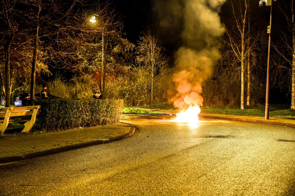 Brandweer blust vreugdevuur in Leiden