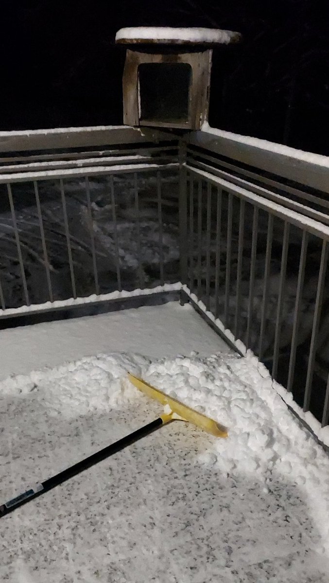「かき初め、軽めの1時間。 昨日、2回雪かきした後は5センチ程しか積もっていなかっ」|浅利与一義遠のイラスト