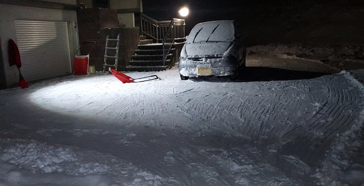 「かき初め、軽めの1時間。 昨日、2回雪かきした後は5センチ程しか積もっていなかっ」|浅利与一義遠のイラスト