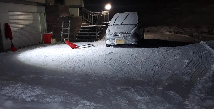 かき初め、軽めの1時間。 昨日、2回雪かきした後は5センチ程しか積もっていなかったので、楽だった。(積雪深は30センチに達したので、まとめての雪かきは重労働となる) 雪かきのお供は、還暦祝いの赤いちゃんちゃんこ。 ベランダと玄関階段の除雪をした辺りで暑くなるので、脱いでしまう。(-9℃)