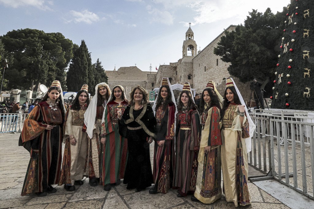 menavisualss's tweet image. 🇵🇸🎄 Palestinian women dressed in traditional clothing during the Christmas ceremony in Bethlehem, 2021.