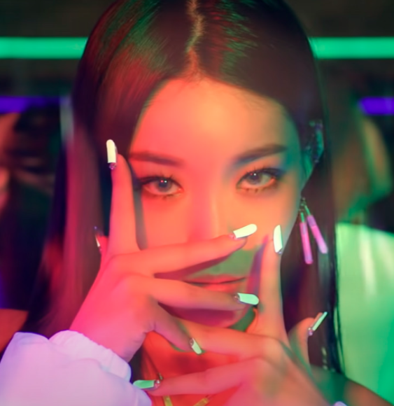 AboutMusicYT's tweet image. Chungha when asked about how she memorized the dance for her song, Roller Coaster:

"I didn't memorize it, I created it"