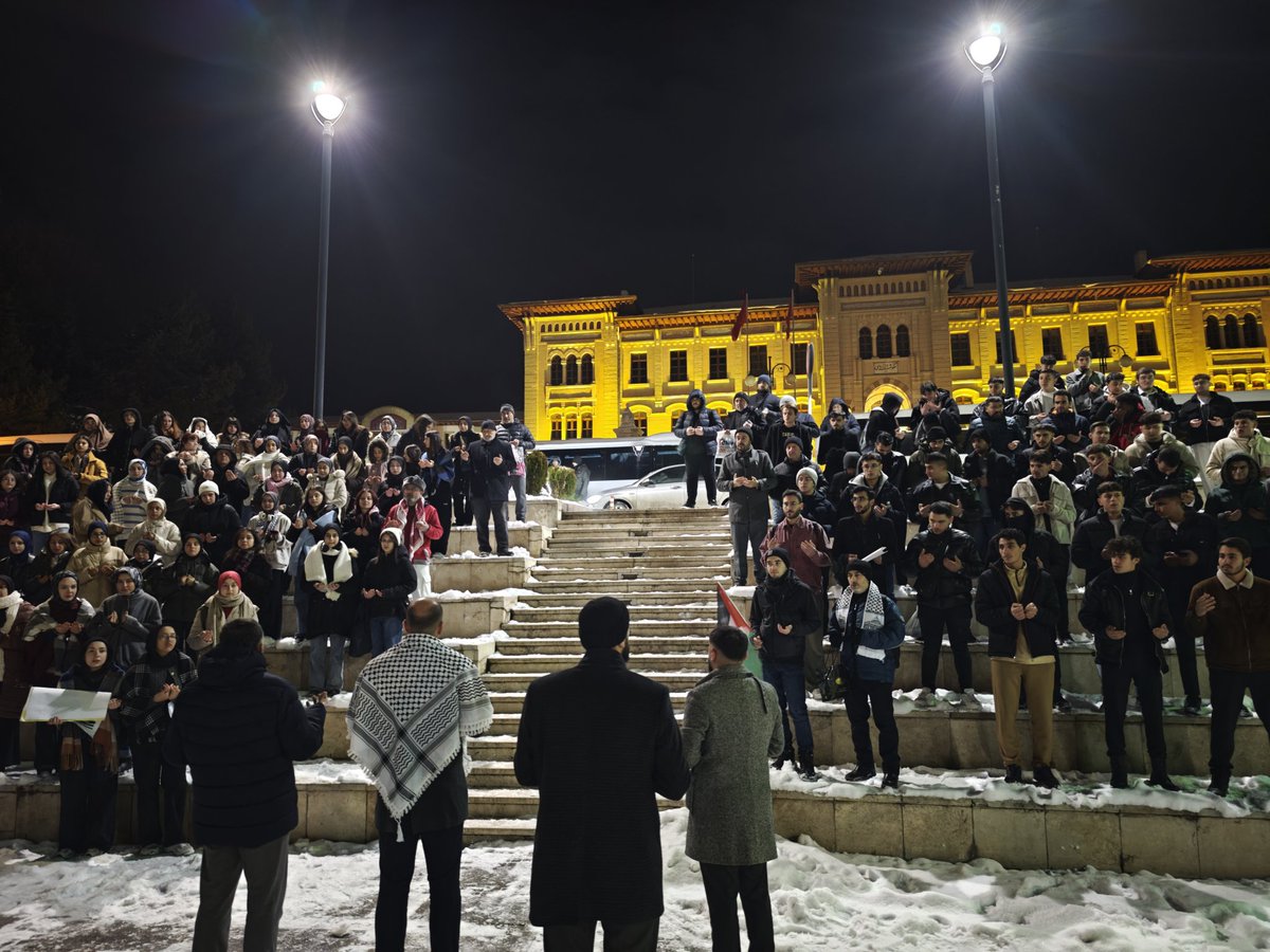 OnenSelim's tweet photo. İşgale ve zulme karşı susmayan,
“Bu böyle gitmez” diyen herkesle
1 Ocak sabahı Galata’da buluşmak bizlerde kastamonudan 5 otobüs ile yola çıktık. https://t.co/v40QAn3Wdf