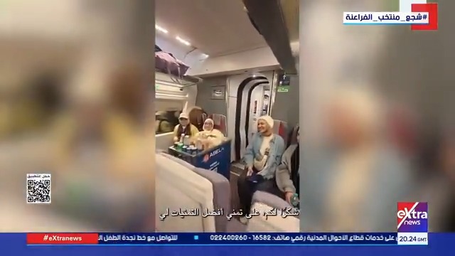 عفوية وبهجة المصريين.. احتفال بعيد ميلاد سائح صيني على متن قطار 