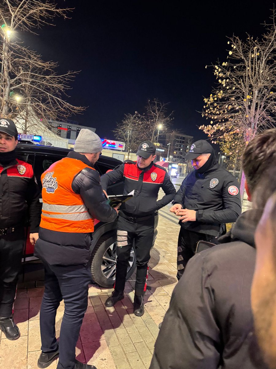 Akgencbagcilar's tweet photo. AK GENÇLİK YANINDA
Bağcılar Gençlik Kolları olarak yılbaşı gecesinde görev başındaki emniyet personelimizi, belediye personellerimizi ve vatandallarımızı ziyaret ederek ikramında bulunduk. 
Emekleri ve fedakârlıkları için teşekkür ederiz. https://t.co/F3fKqpKUNS