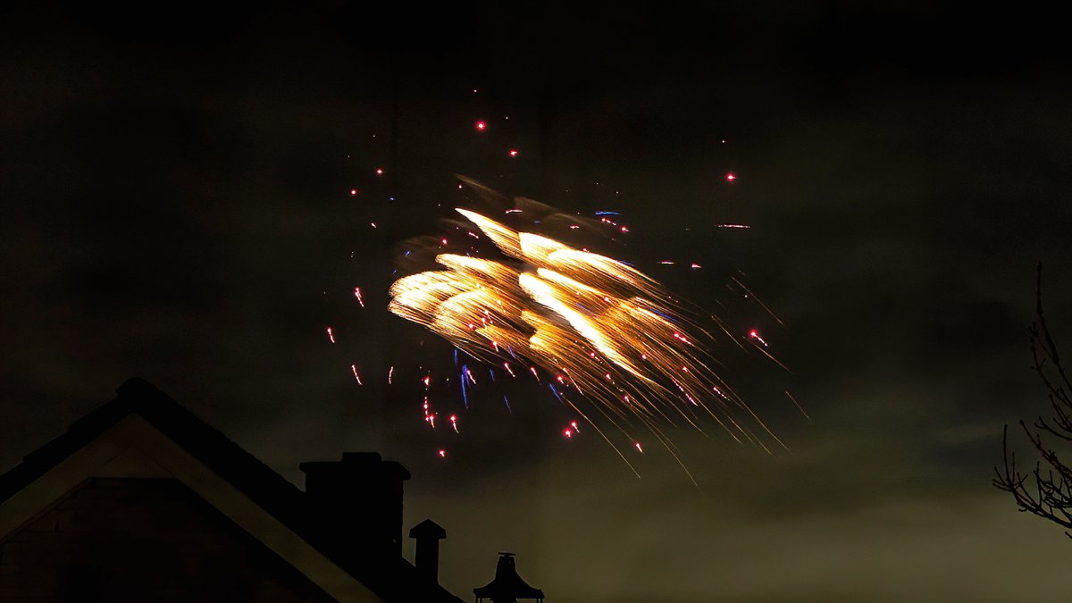 Vuurwerk in de wind 🎉 #weerfoto #Vuurwerk #oudjaarsavond <a href="/EilandVoorne/">voorne aan zee</a> <a href="/KikiBo21937/">Monique Bormans</a> <a href="/BasMunne/">BasMunne</a> <a href="/MRTfotografie/">Marianne Rouwendal🌿</a> <a href="/WNLVandaag/">WNL Vandaag</a> <a href="/EdAldus/">Ed Aldus</a> <a href="/BuienRadarNL/">Buienradar</a> <a href="/janvissersweer/">JAN VISSER</a> <a href="/weerverteller/">Weerverteller.nl</a> @weerplaza