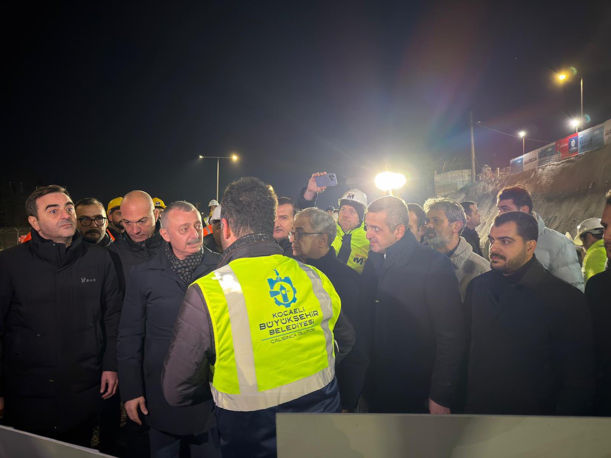 akgencbasiskele's tweet photo. Büyükşehir Belediye Başkanımız Doç.Dr.Tahir BÜYÜKAKIN, Genel Sekreterimiz Hayri BARAÇLI, İlçe Başkanımız Mehmet BAŞYİĞİT, Belediye Başkanımız Mehmet Yasin ÖZLÜ ve Gençlik Kolları Başkanımız İbrahim ACAR vatandaşlarımızla selamlaşarak ikramlarda bulunduk, yeni yıllarını kutladık. https://t.co/2VMhfknJeh