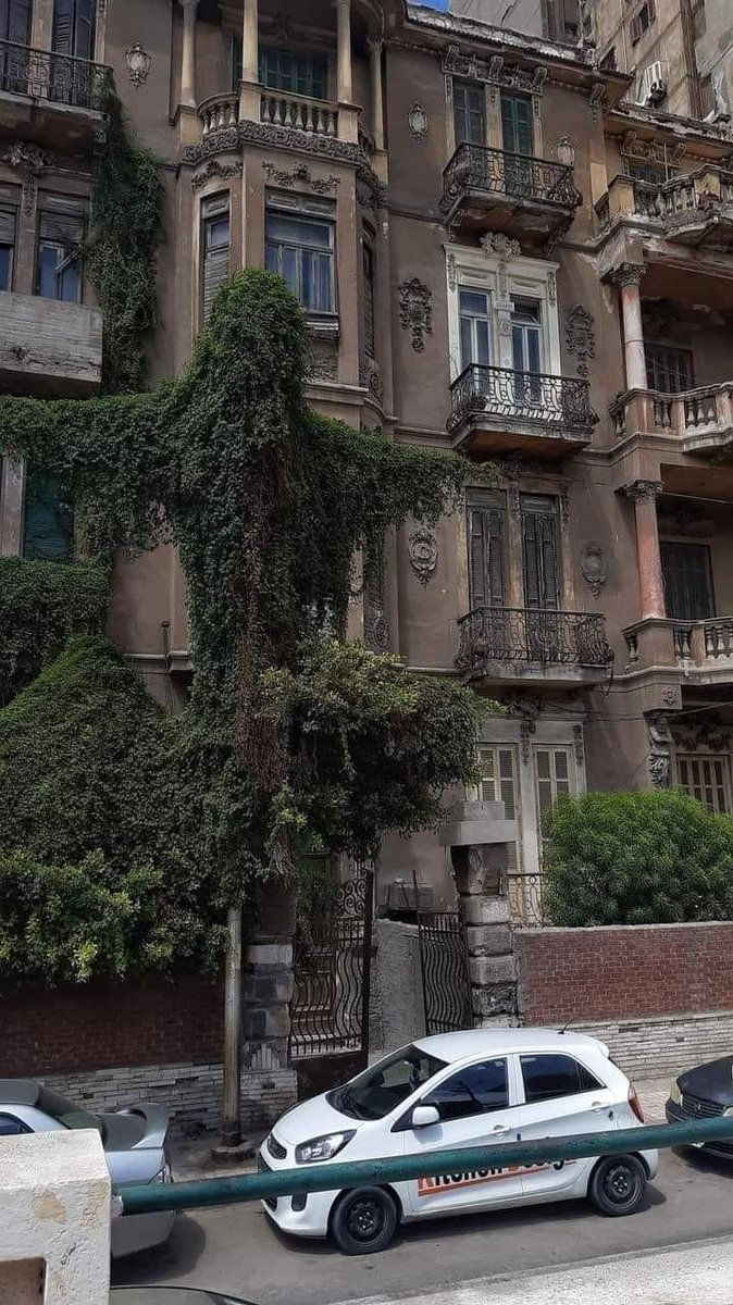 أنا واقع في حب المباني والبيوت القديمه: