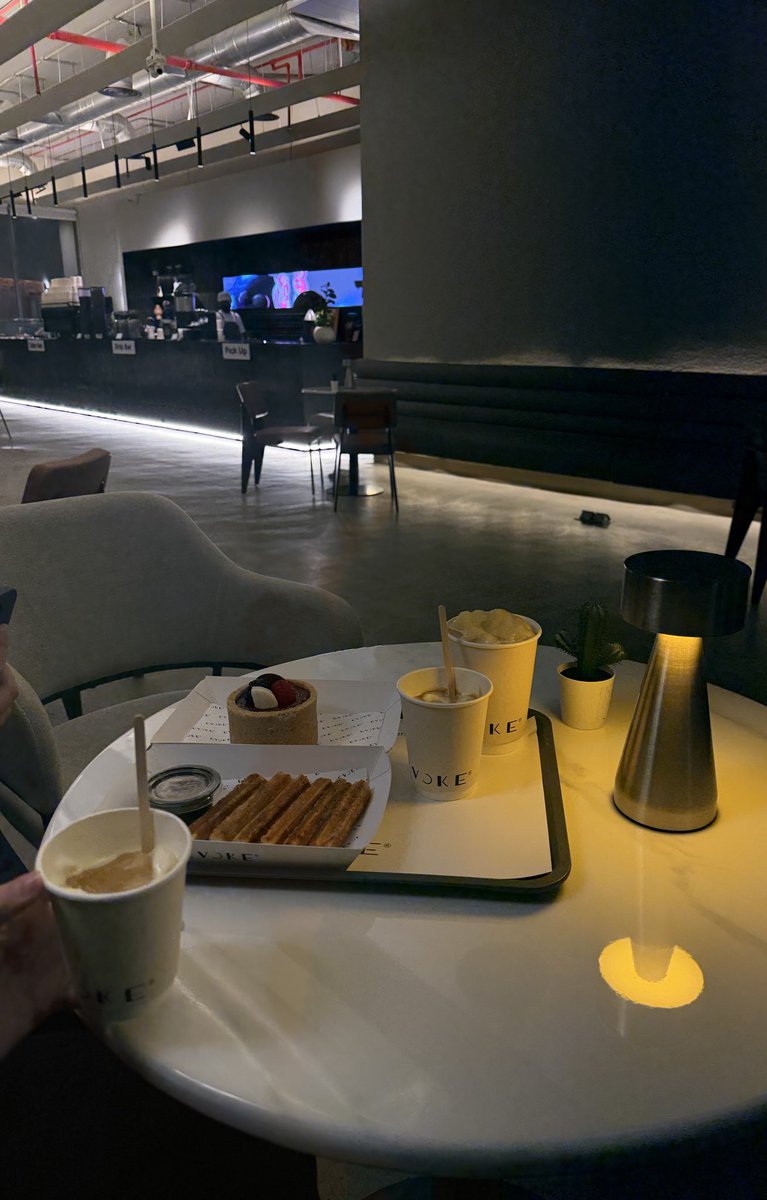 fee20l's tweet image. عانقوا شِتاء ديسمبر بـِ كوب قهوة مع شخصي المفضل 🤍✨