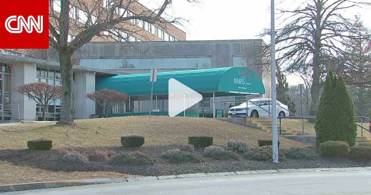 شرطيان يساعدان في تنفيذ "ولادة طارئة" فجر عيد الميلاد داخل سيارة قبل نقل الأم وطفلها للمستشفى 