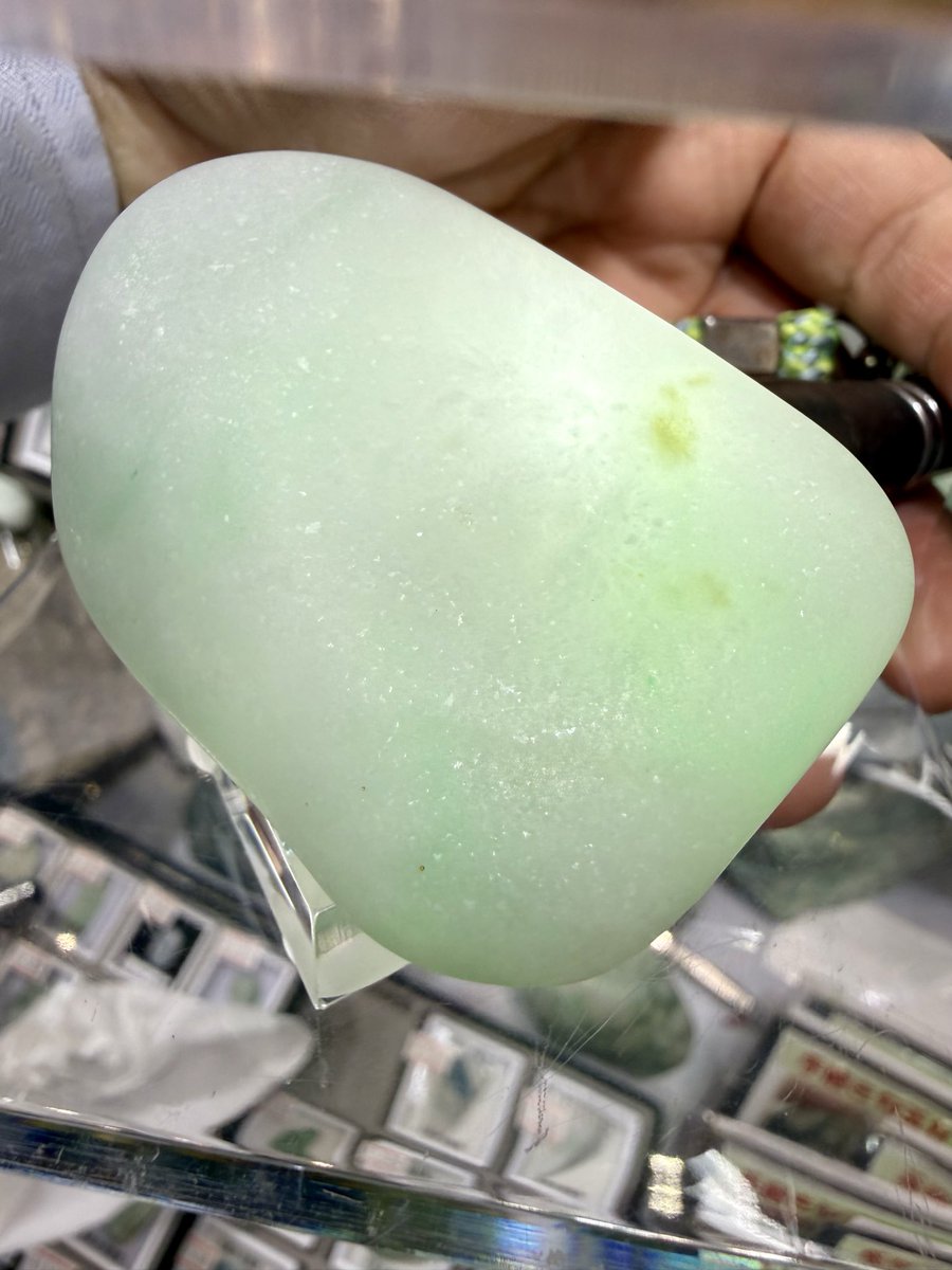 今日のヒスイは、 『ザ・翡翠⚪️🟢海石‼️』です😁 白地（全透過）に