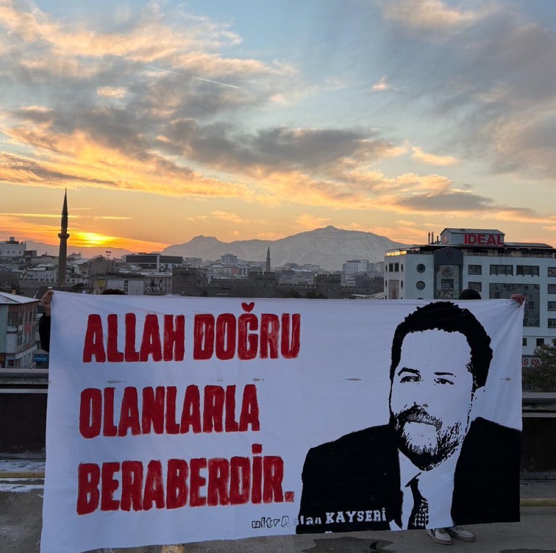 Eminim bu tweet onu sevenlere iyi bir yeni yıl mesajı olur.

Erden Timur abinin durumu gayet iyiymiş, morali yerindeymiş.

Sevenlerinin desteğinden dolayı da çok mutluymuş ve herkese selamı varmış.

Senden olanı en düştüğü günde desteklemek adam olmanın gereğidir.

İyi seneler.