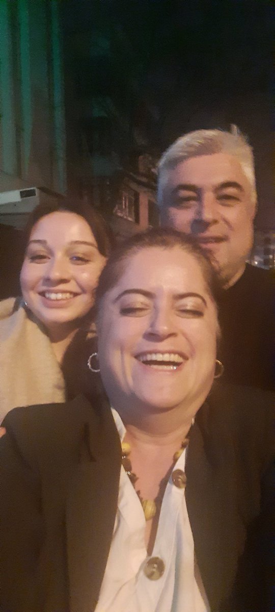 Sözler verildi. Artık gülümsemek, gülmek gerekliydi. 2026 ilk foto burada şöyle bir dursun.