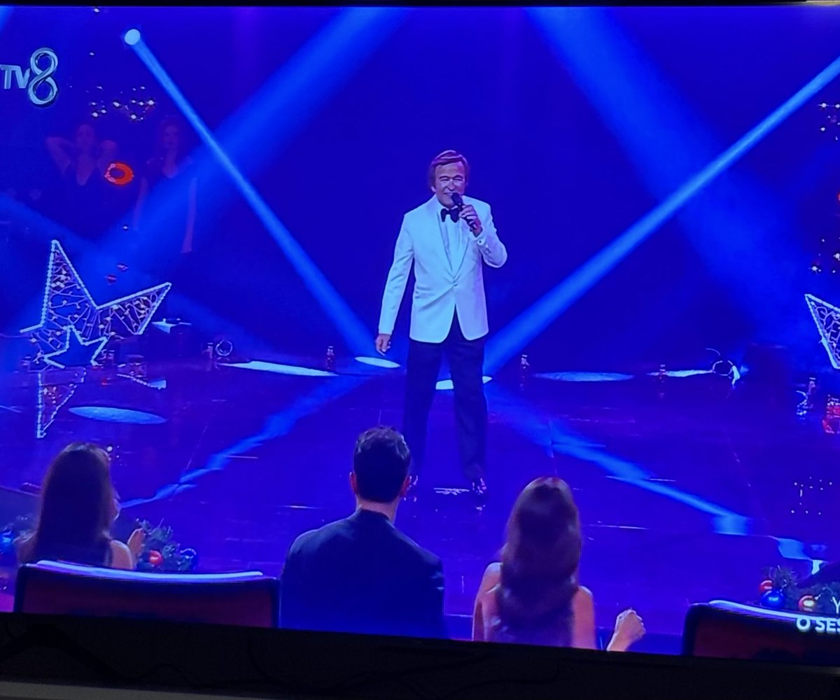 PTT’nin (Pijama Terlik Televizyon)  vazgeçilmez eğlencisi #osestürkiyeyılbaşı Erol Evgin yine şahane…