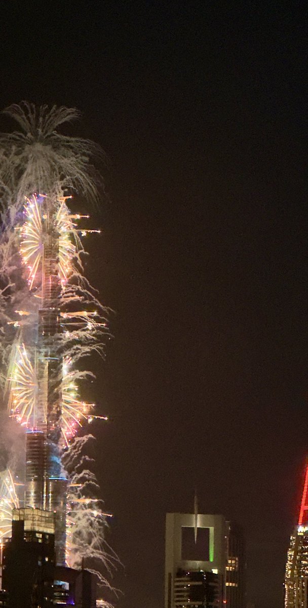 Sanalvariyath's tweet photo. #burjkhalifa #dubai #NewYear2026 #DubaiFireworks #shotoniphone https://t.co/XE5YNK2Viu