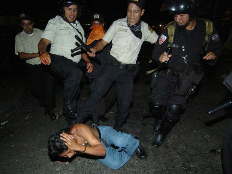 #Ahora || ASÍ ERAN TRATADOS ANTES LOS VENDEDORES INFORMALES EN SAN SALVADOR. 🚨🔙

Registros y hechos documentados muestran que los vendedores informales enfrentaban operativos de la PNC y del CAM marcados por desalojos violentos, uso de la fuerza y falta de alternativas de