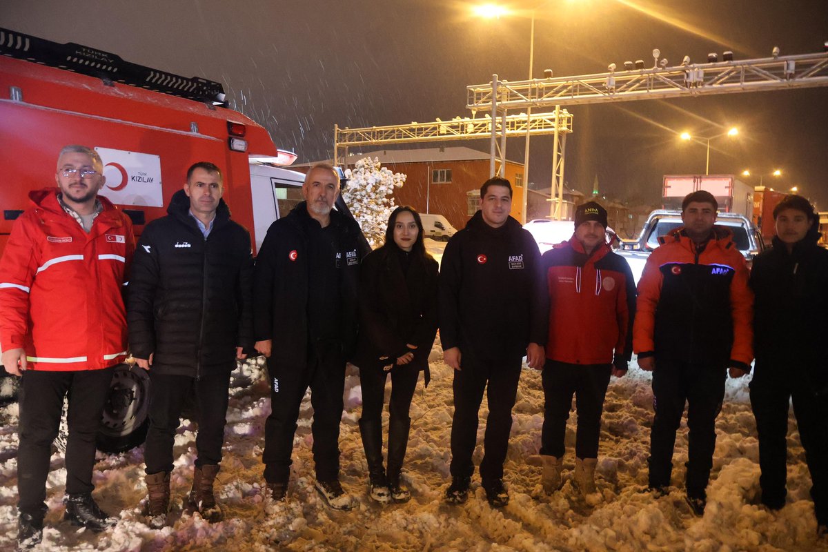 2026 yılına, kar kış demeden her şartta vatandaşımızın yanında olan Emniyet, Jandarma, AFAD, Kızılay ve ANDA ile birlikte girdik. Allah ülkemizi afetlerden, kazalardan ve türlü musibetlerden korusun. 🇹🇷
<a href="/gokmen_cicek_/">Gökmen Çiçek</a>