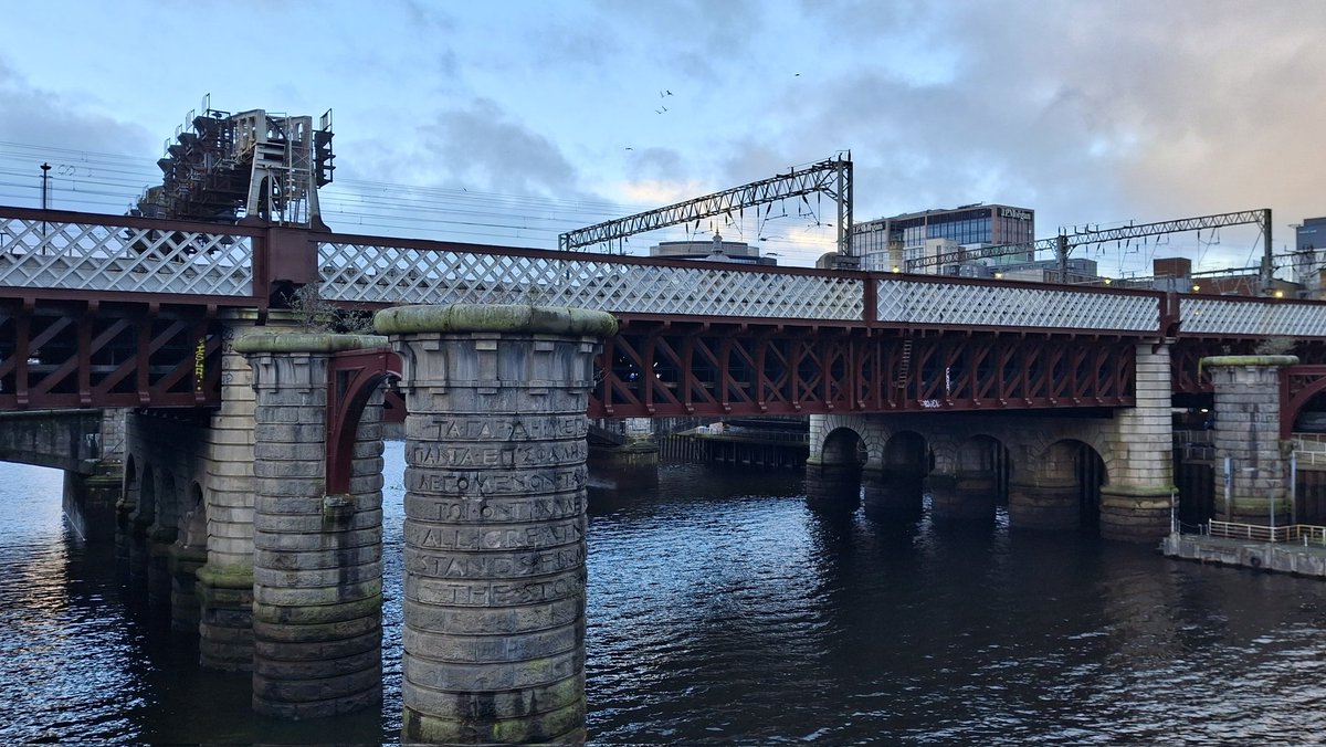 Abbotsford Place, Glasgow.

An obscure visit to end the year, to the modernised site of #AVFC legend George Ramsay's birth in 1855, barely a ball's kick away from the Clyde.