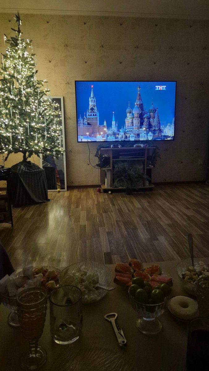 BakAllen's tweet photo. Послушали речь и теперь кушать 🌚 https://t.co/5AZGiEVNeJ