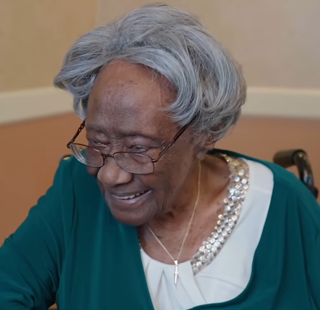 mymixtapez's tweet image. At 115 years old, Naomi Washington Whitehead is America’s oldest living person — she has witnessed history that most people only learn about in books 🙌🏽🖤