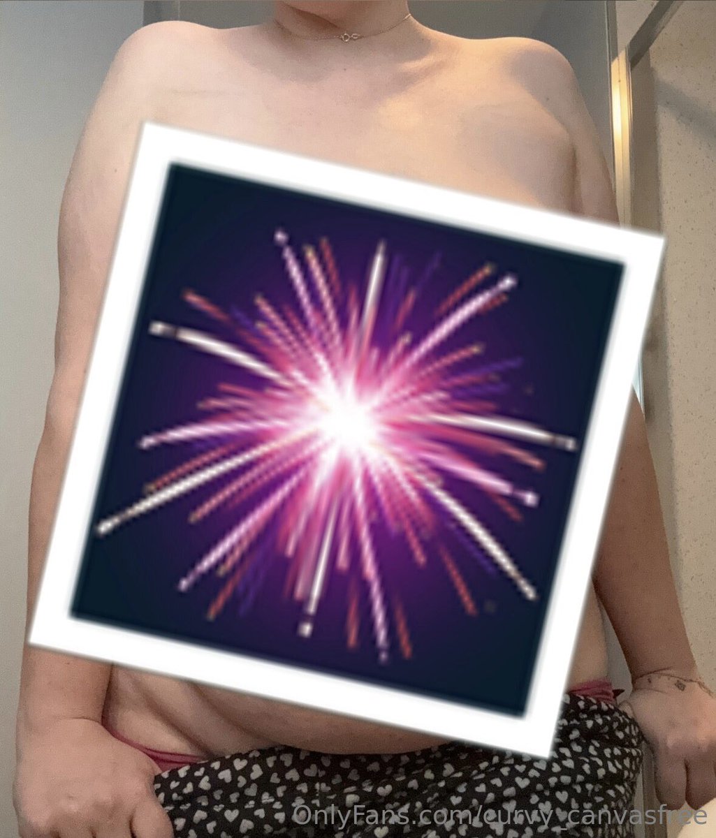 CurvyCanvas17's tweet photo. Happy New Year from me &amp; my CurvyCanvas 

Xo 

#boobs #HappyNewYear #fireworks https://t.co/RYgdh2NMy5