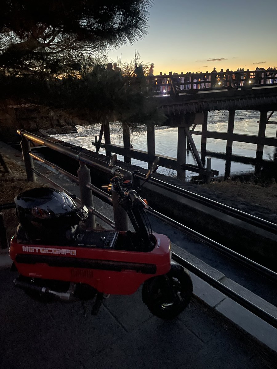 Electrical_hoe's tweet photo. #バイク #原付 #ホンダ #HONDA #モトコンポ #motocompo #50cc #AB12 #バイク乗りと繋がりたい #ゼロハン #ツーリング #バイクのある生活 .初日の出待ち (@ 渡月橋 in 京都市, 京都府) https://t.co/0dpMcZlhn7
. https://t.co/UhE4imi27b