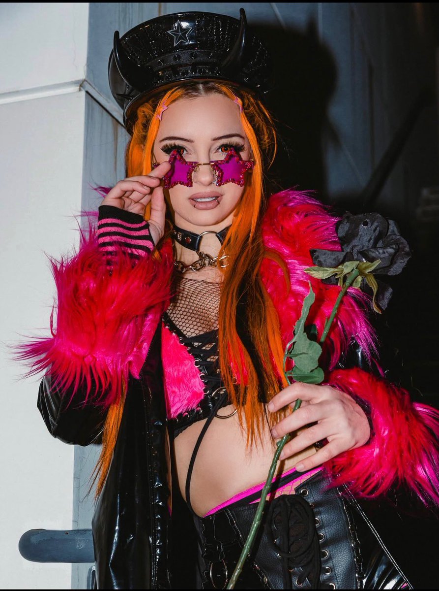 mg_karim21's tweet image. Desde 2021 he sido fan de ella, ví su pasado y siempre quise verla como Priscilla Kelly en el wrestling, siempre pensé que ese personaje tenía mucho potencial. Este año, sucedió eso, es algo muy especial para mí
Con ella ,es una historia poco larga que algún día la contaré.....