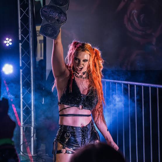 mg_karim21's tweet image. Desde 2021 he sido fan de ella, ví su pasado y siempre quise verla como Priscilla Kelly en el wrestling, siempre pensé que ese personaje tenía mucho potencial. Este año, sucedió eso, es algo muy especial para mí
Con ella ,es una historia poco larga que algún día la contaré.....