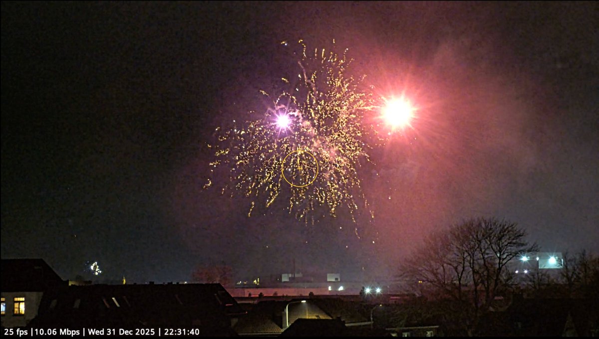 Vuurwerk Genemuiden --> Webcam Overview Genemuiden  BREMAN.NET youtube.com/live/o6L8pW2oe… via <a href="/YouTube/">YouTube</a>