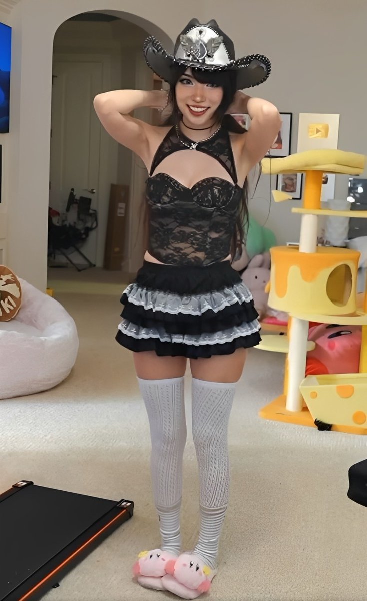 Emirukiwi's tweet image. Uhh nice hat 😳