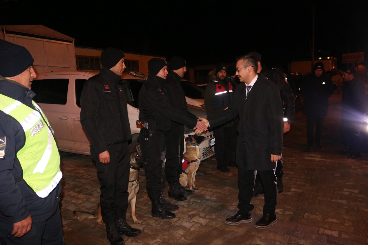Kaymakamımız Sayın Koray YANIKTEPE, yeni yıla saatler kala görev başındaki kurumları ziyaret ederek yeni yıllarını kutladı. Kaymakamımıza İhsaniye Belediye Başkanı Sayın Emine GÖKÇE,İlçe Jandarma Komutanı Üsteğmen Serkan BİLEK ve İlçe Emniyet Amiri Enes ÖZKAN eşlik etti