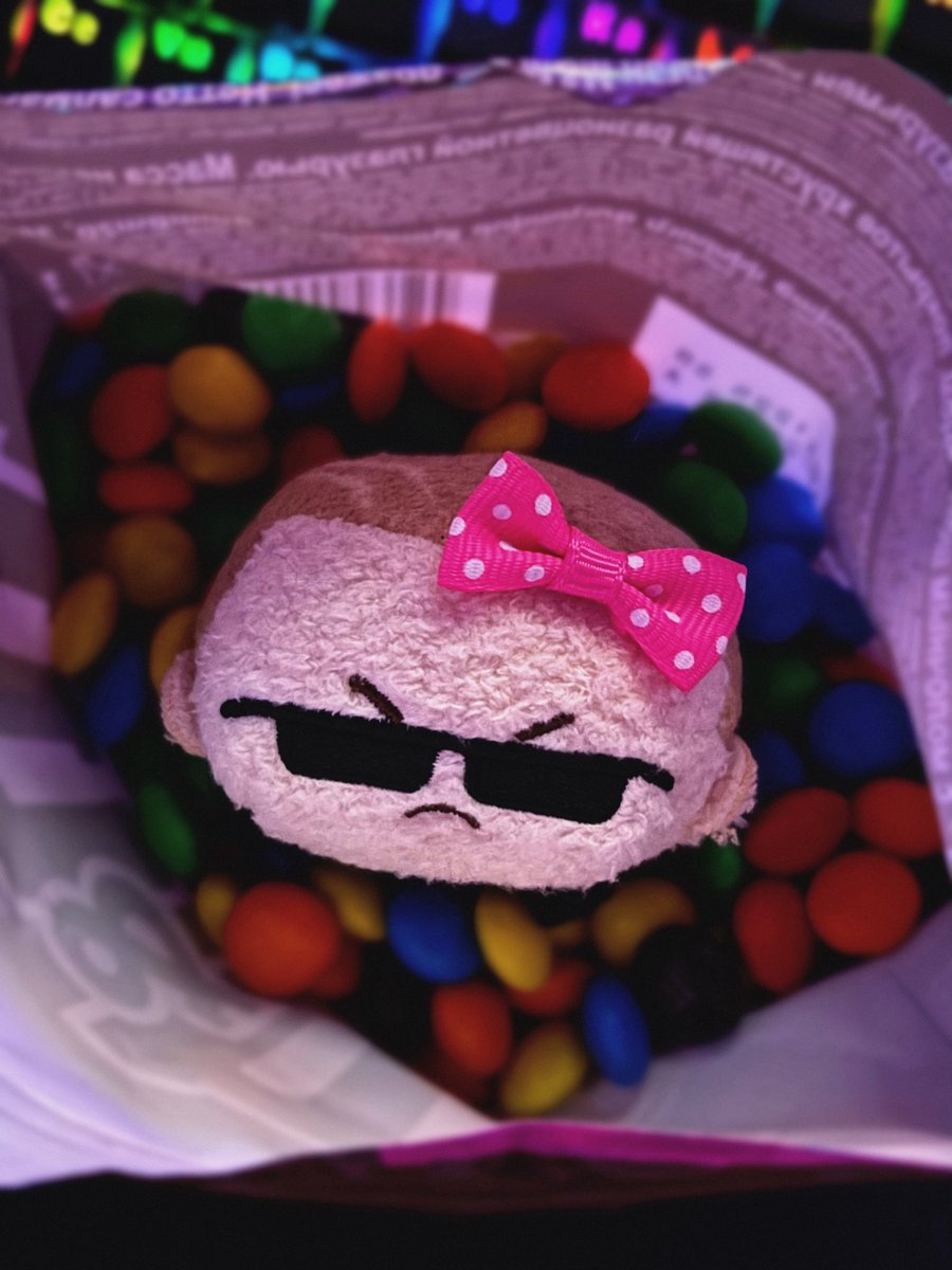 tausend_flammen's tweet image. when you gaze long into a bag of sweets, the sweets* also gaze into you.

☆

happy new year! 

*sharing sweets is not guaranteed