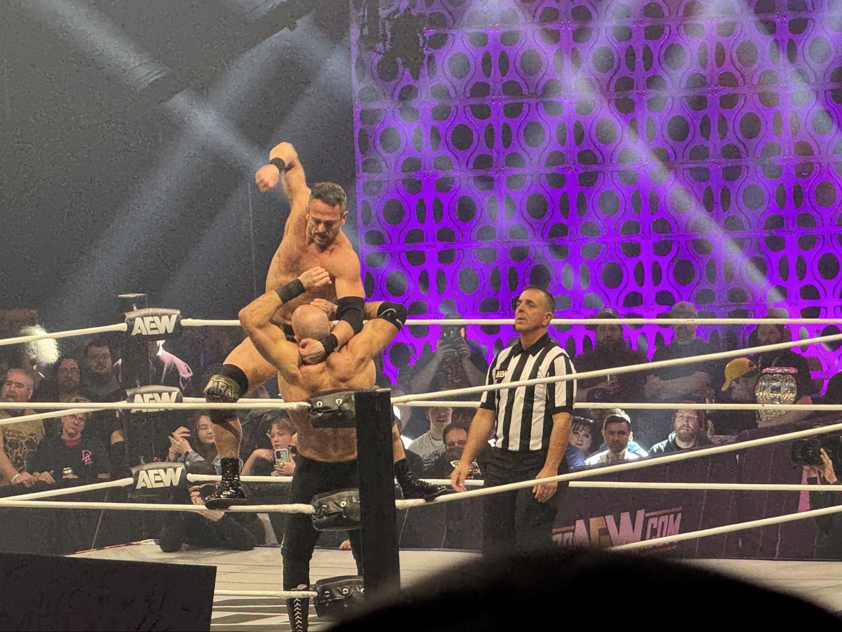 _AsianJoe's tweet image. A fun little way to spend New Year's Eve by taking in some @AEW action. 
The best part is that it was only a 3 min drive from home.