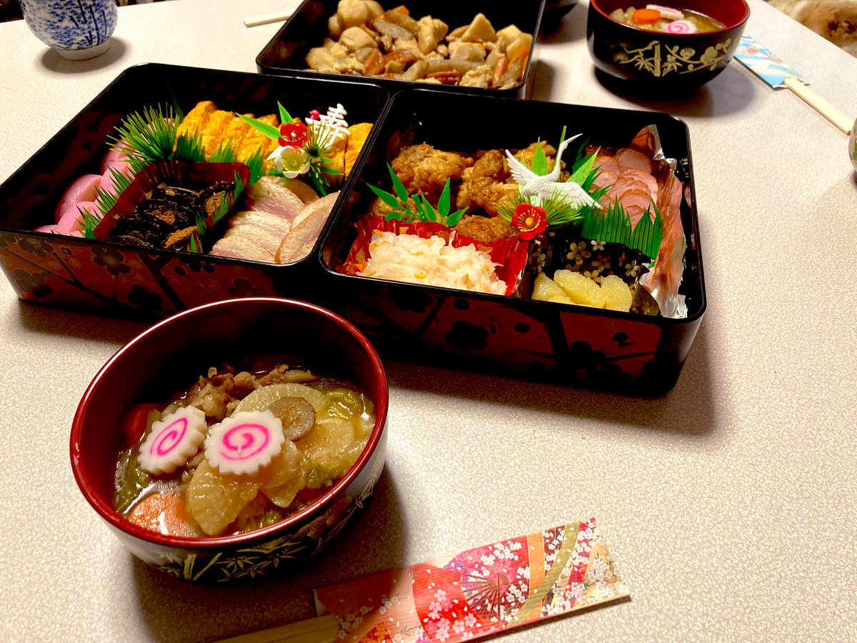 おはようございます!

改めてましてあけましておめでとうございます!

今朝はお雑煮とおせち堪能しましたー☺️ 