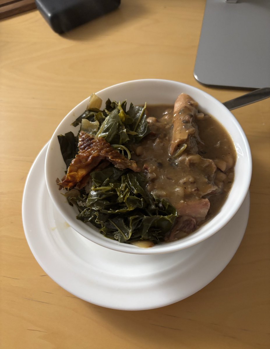 BrndnStrssng's tweet image. I’ve known my new roommate all of two days and he just knocked on my door to give me some turkey and black eyed peas over rice w/greens for new years 😭