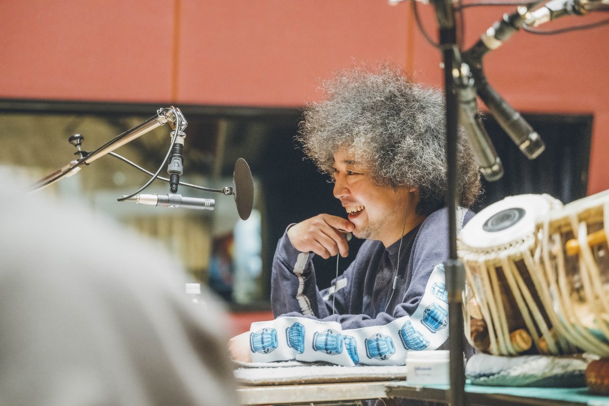 u_zhaan's tweet image. あけましておめでとうございます。
1月2日の18時からNHK-FMで放送される「モノミユザーン」はタモリさんと一緒にお届けします。ギタリストの沖仁さんにも参加いただき、フラメンコギターとタブラでセッションもしました。収録、めちゃくちゃ楽しかったです。ぜひ聴いてみてください！