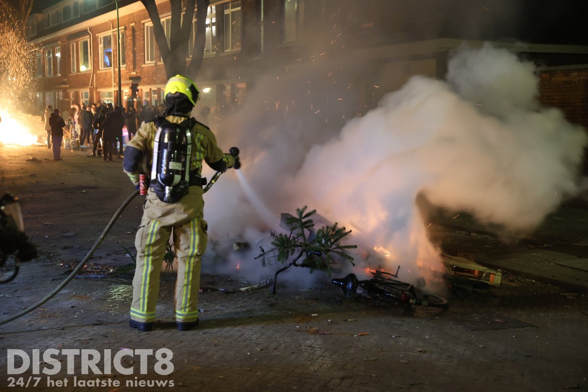 Vreugdevuren in Maarsbergenstraat Den Haag
