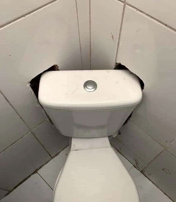 15zanaz's tweet image. So that's how you make a toilet fit into an awkward space.
🤣
#homedesign
#interiordesign
#interiors
#interiordecor