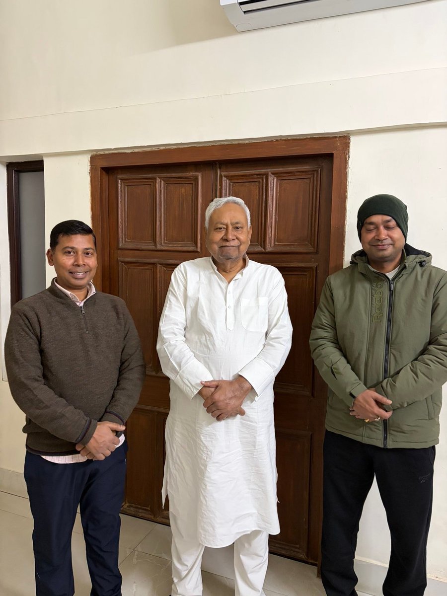 manishkumarjdu_'s tweet photo. आज सुबह नववर्ष के शुभ अवसर पर अभिभावक का आशीर्वाद मिला।
सभी को नववर्ष की हार्दिक शुभकामनाएं।🙏 https://t.co/CshVORXjeT