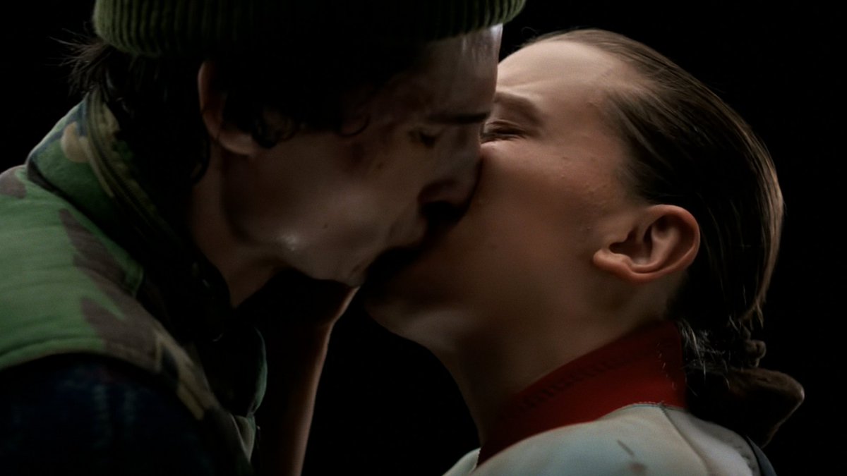 LakshmanOnX's tweet photo. ⚠SPOILER ALERT ⚠

Last kiss?

#StrangerThings5 #StrangerThings #StrangerThingsSeason5 #strangerthingsspoilers #strangerthingsday #MillieBobbyBrown #sadiesink #StrangerThingsfinale #Netflix #StrangersThings5Finale https://t.co/ld1kz3KBxe