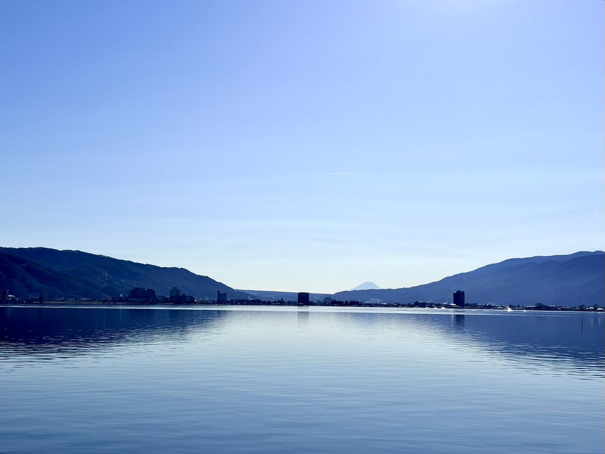 湖の先に富士山がしっかり見える。2026年もよろしくお願い申し上げます。