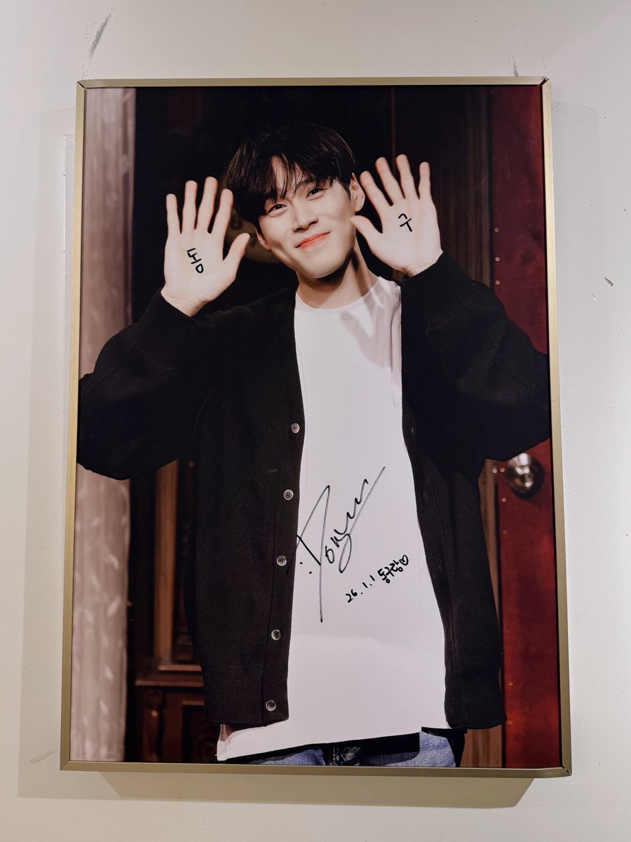 𝟐𝟎𝟐𝟔 𝐃𝐨𝐧𝐠𝐰𝐨𝐧 𝐁𝐢𝐫𝐭𝐡𝐝𝐚𝐲 𝐂𝐚𝐟𝐞 𝐄𝐯𝐧𝐞𝐭

📝 𝐂𝐡𝐚𝐩𝐭𝐞𝐫 𝟖 : 𝐀𝐥𝐰𝐚𝐲𝐬 𝐁𝐲 𝐘𝐨𝐮𝐫 𝐒𝐢𝐝𝐞

카페 2일차도 오픈되었습니다 ☕️
1월 1일, 동구와 함께해요 🤎
이벤트 특전은 직원분께 요청해 주세요🥳

#HAPPYDONGWONDAY
#크나큰 #KNK #이동원 #동원짱짱