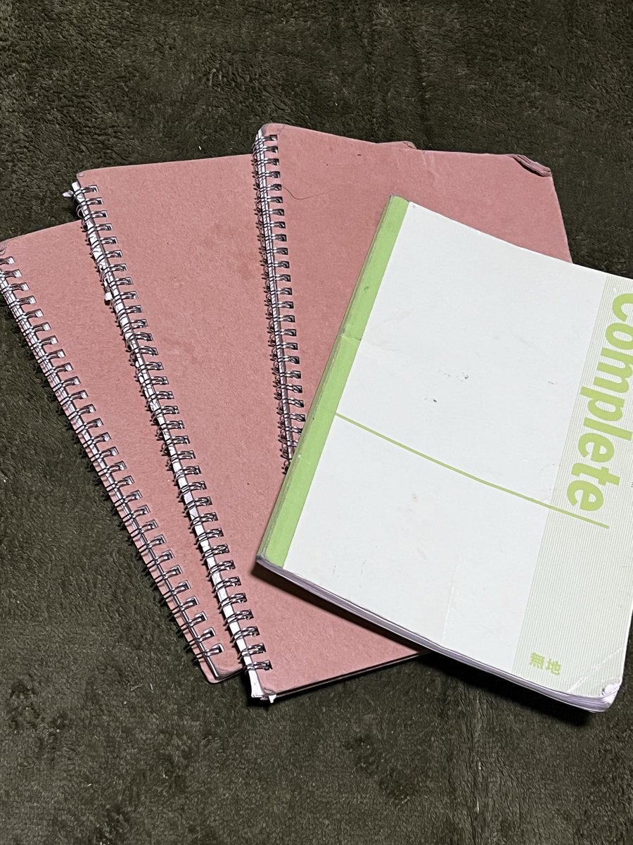 家片付けてたら至る所から去年のノート出てきた
一部に過ぎないけどなんか色々描いてたんだね 